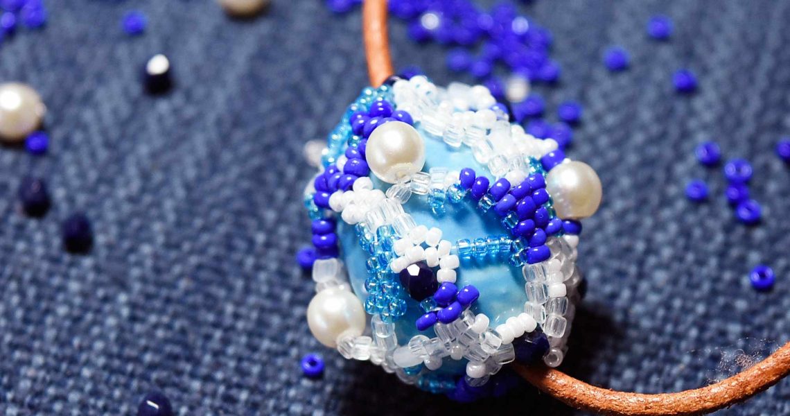 Wrapping Ceramic Bead Using Free-Form Peyote Stitch Technique