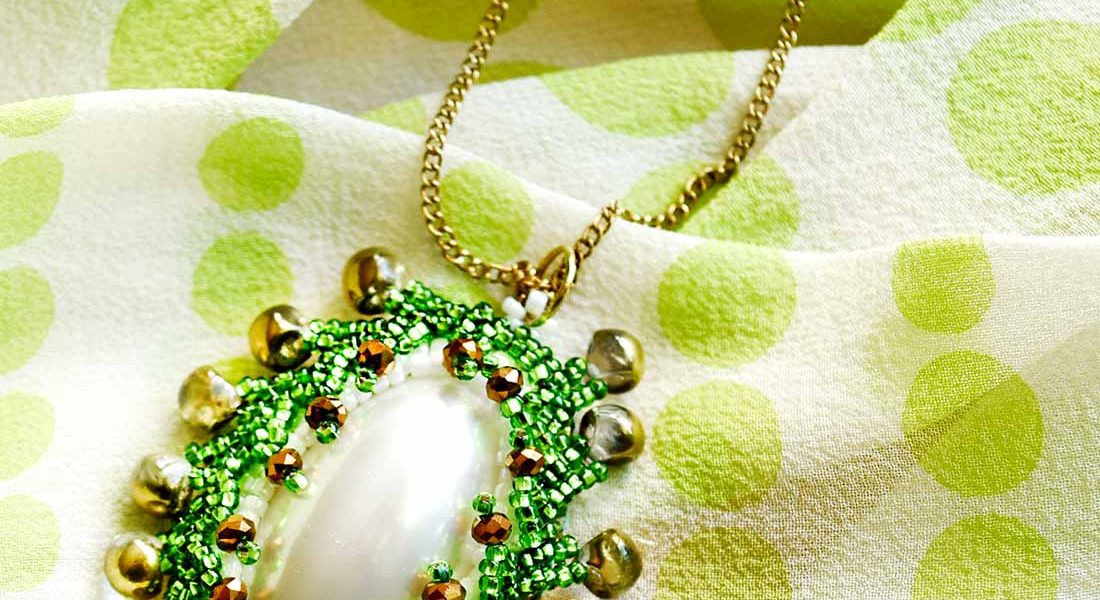 Green and Pearl Pendant: Herringbone Stitch Design Idea