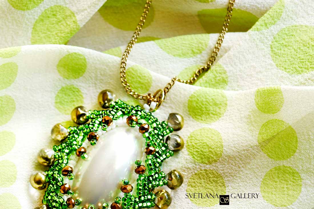 Green and Pearl Pendant: Herringbone Stitch Design Idea
